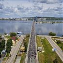 Толпа велеров перекрыла мост.