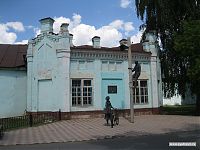 Памятник электромонтёру и почтальонше.