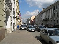 Улицы Петербурга. Три ряда стоящих машин под знаком «остановка запрещена».
