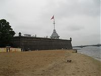 Пляж у стен Петропавловской крепости. Говорят, в жару тут полно пляжников; в дождь, однако, были только такие туристы как я :).
