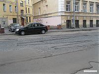 Историческая целостность: рельсы, из-под которых проглядывает асфальт, из-под которого проглядывает брусчатка. Историческая целостность: рельсы, из-под которых проглядывает асфальт, из-под которого проглядывает брусчатка.