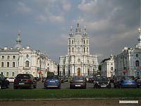 Смольный. На переднем плане - тесные и дешёвые автомобили «слуг народа». Смольный. На переднем плане - тесные и дешёвые автомобили «слуг народа».