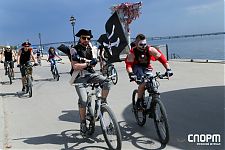 А это целая команда пиратов!