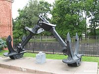 Корабельные якоря, неразрывно связанные с историей города. Корабельные якоря, неразрывно связанные с историей города.