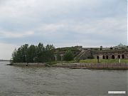 Один из фортов вблизи. Мы сейчас пристанем к этому маленькому причальчику. Один из фортов вблизи. Мы сейчас пристанем к этому маленькому причальчику.