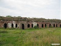 Вот так сейчас выглядят казармы. Пустые провалы окон, разрушающаяся кирпичная кладка. Вот так сейчас выглядят казармы. Пустые провалы окон, разрушающаяся кирпичная кладка.