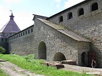Реставрированная крепостная стена. Реставрированная крепостная стена.