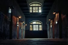 Коридор Нового корпуса. Сетки наверху повешены как профилактическое средство от самоубийств заключённых. Коридор Нового корпуса. Сетки наверху повешены как профилактическое средство от самоубийств заключённых.