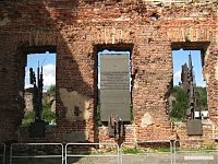 Мемориал, вмурованный в стену церкви. Мемориал, вмурованный в стену церкви.